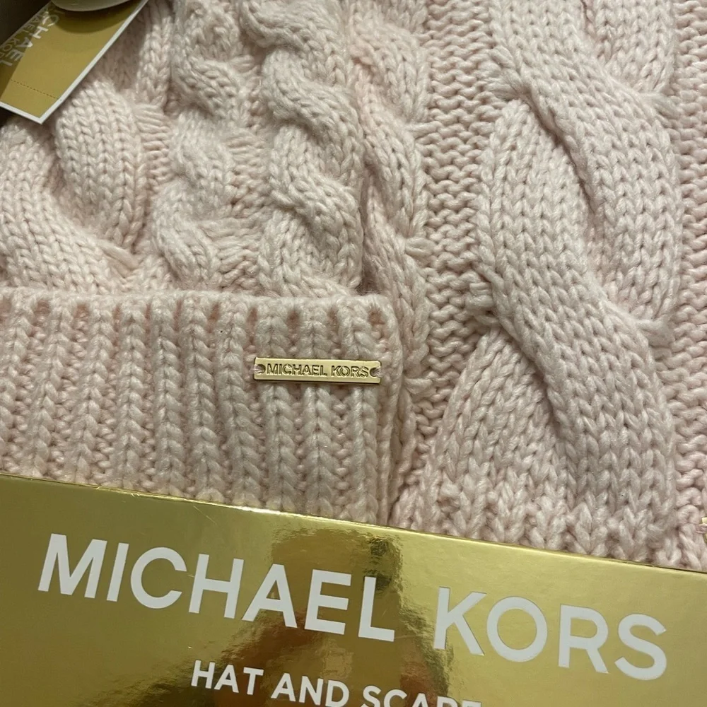 NWT Michael Kors Pink Cable Knit Hat and Scarf Gift Set